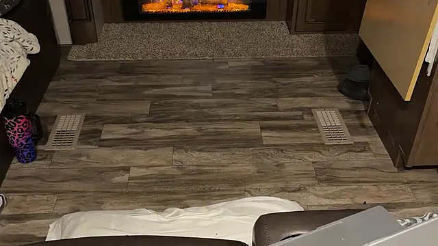 helovesanalbicouple online show from March 4, 2026, 11:27 am