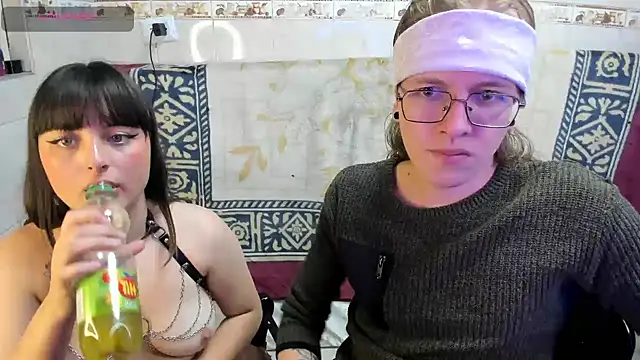 Laureles6667 online show from April 4, 2026, 5:06 am