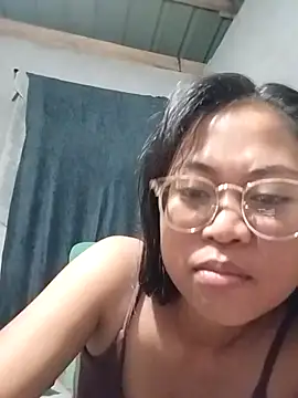 angelpinay44 online show from April 4, 2026, 3:31 pm