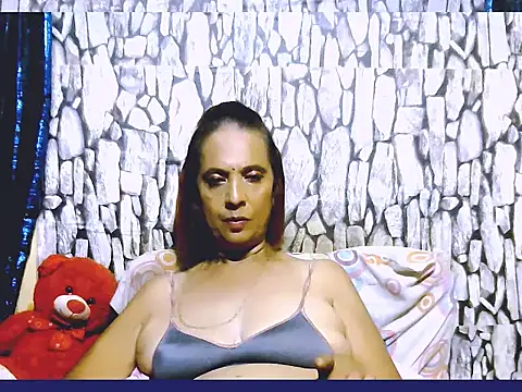 Hot queen58 online show from April 16, 2026, 9:39 pm