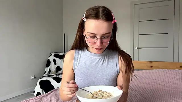 Lolatatee online show from March 24, 2026, 4:39 am