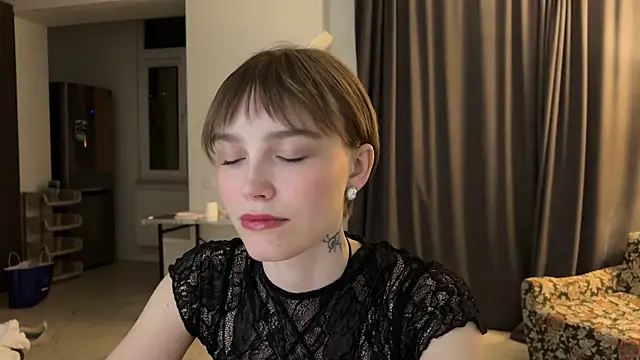 Lolatatee online show from May 31, 2026, 6:42 pm