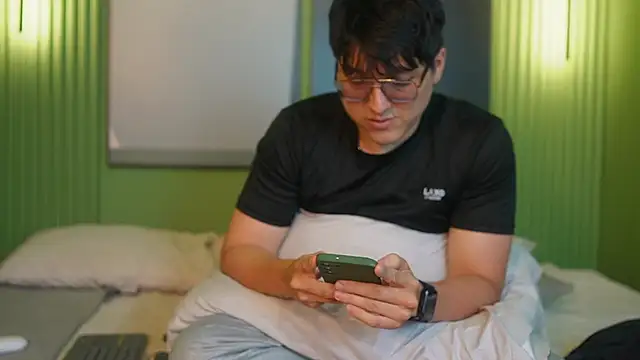 Mia and Belmonth online show from April 22, 2026, 6:53 pm