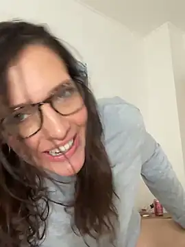 hollyharmd online show from March 6, 2026, 4:31 am