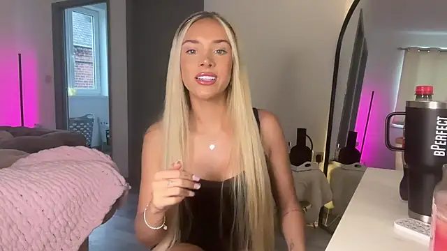 Snapshot of Naughtyblondex chatting on June 21, 2026, 7:49 pm Naughtyblondex online show from June 21, 2026, 7:49 pm