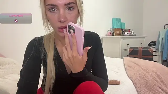 Snapshot of Naughtyblondex chatting on July 17, 2026, 8:14 pm Naughtyblondex online show from July 17, 2026, 8:14 pm