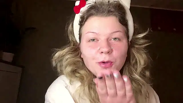 YoungAlina online show from April 21, 2026, 8:44 pm