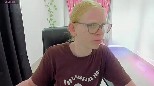 Albingirl online show from April 11, 2026, 8:24 pm