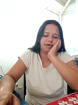 Snapshot of roxana_e43 chatting on June 14, 2026, 4:20 pm roxana e43 online show from June 14, 2026, 4:20 pm