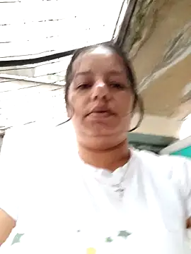 Snapshot of roxana_e43 chatting on June 23, 2026, 5:49 am roxana e43 online show from June 23, 2026, 5:49 am