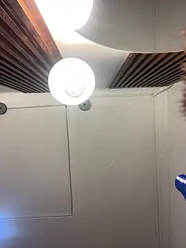 Emi rousse online show from April 8, 2026, 12:27 pm