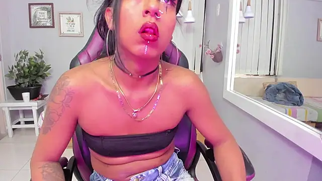 Nahomy Collins  online show from August 1, 2026, 3:33 pm