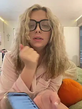Snapshot of imkhloe chatting on March 27, 2026, 10:42 pm imkhloe online show from March 27, 2026, 10:42 pm