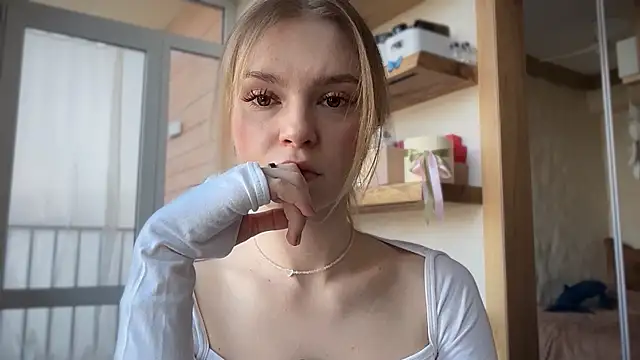 cyberl0ve  online show from April 15, 2026, 1:29 pm