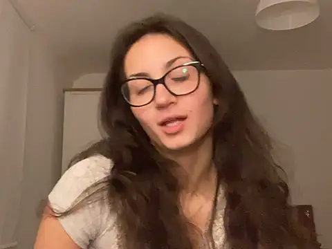 Snapshot of Ellamay06 chatting on March 3, 2026, 9:21 pm Ellamay06 online show from March 3, 2026, 9:21 pm