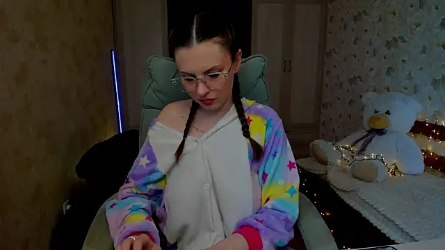 LoraTempt online show from April 16, 2026, 7:31 am