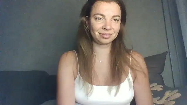 Snapshot of Luna2547 chatting on August 5, 2026, 7:38 pm Luna2547 online show from August 5, 2026, 7:38 pm
