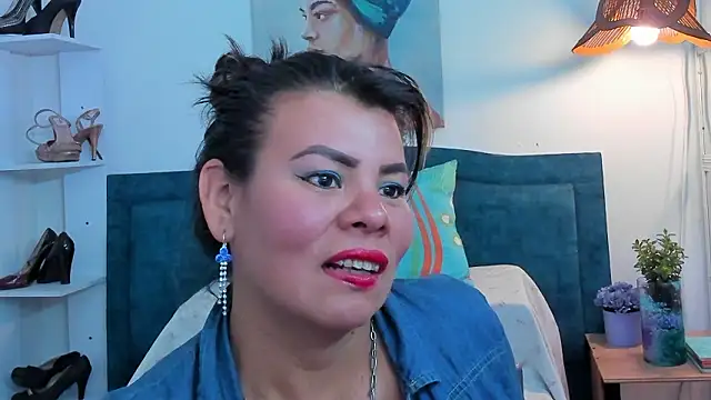 KiaraXMilf online show from March 5, 2026, 7:43 pm