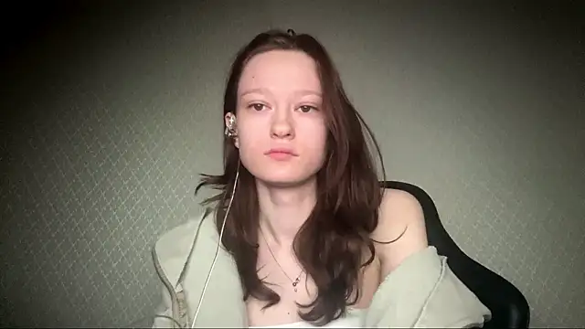 Snapshot of HousedMud chatting on March 4, 2026, 8:59 pm HousedMud online show from March 4, 2026, 8:59 pm