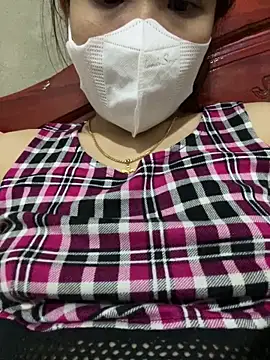 Layla 2x online show from March 3, 2026, 7:42 pm