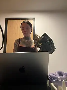 Snapshot of SkinnyLilly chatting on June 9, 2026, 7:36 pm SkinnyLilly online show from June 9, 2026, 7:36 pm
