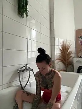 SkinnyLilly online show from July 6, 2026, 12:24 pm