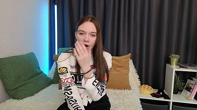 SunyLily online show from March 11, 2026, 6:41 am