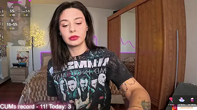 CamomileLil online show from April 6, 2026, 10:05 am