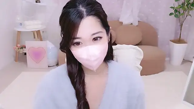Snapshot of YURIKAsan_ chatting on April 5, 2026, 12:35 pm YURIKAsan online show from April 5, 2026, 12:35 pm
