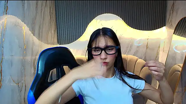 candy sky r online show from April 22, 2026, 3:09 am