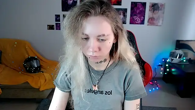 Nica Kawaii online show from April 3, 2026, 8:34 am