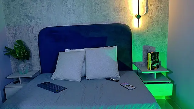 MiiaCullens online show from April 4, 2026, 12:13 pm