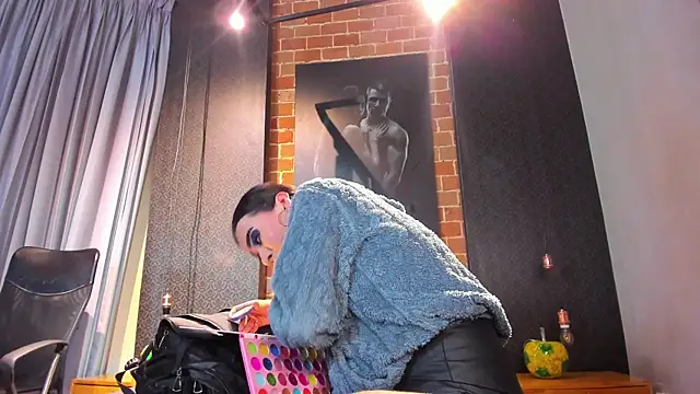 Sienna Dark online show from April 8, 2026, 11:10 am