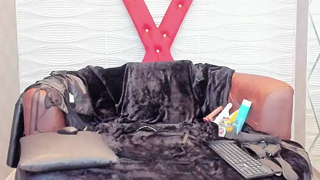 CaroBeltran online show from April 16, 2026, 9:39 pm