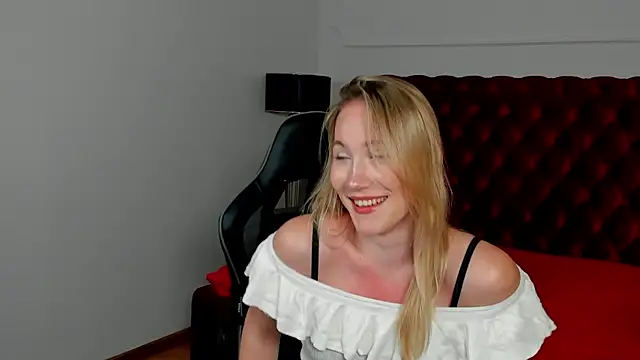 Snapshot of ElaraVoltage chatting on July 28, 2026, 11:17 am ElaraVoltage online show from July 28, 2026, 11:17 am