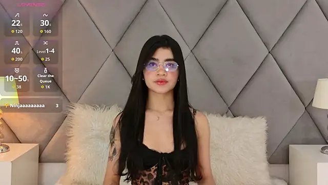 Snapshot of OliviaDiaz chatting on April 25, 2026, 8:17 pm OliviaDiaz online show from April 25, 2026, 8:17 pm
