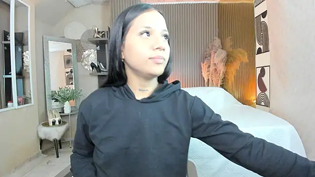 ZaraLuciana online show from April 17, 2026, 11:02 am