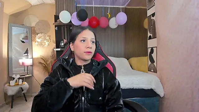 ZaraLuciana online show from April 24, 2026, 12:07 pm