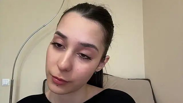 AdeleVelvet online show from April 3, 2026, 10:46 am