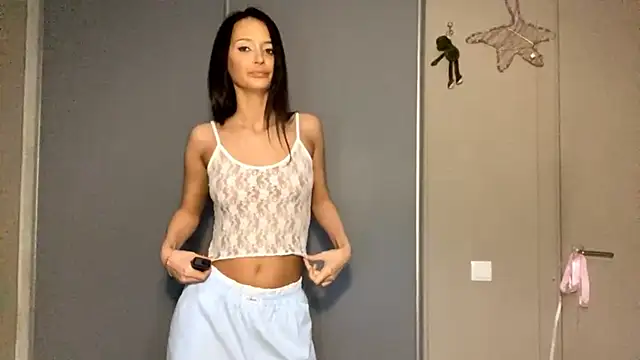 JonnaSzerszen online show from April 13, 2026, 5:18 pm