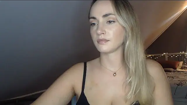 Snapshot of ScarlettSensitive chatting on August 6, 2026, 2:19 pm ScarlettSensitive online show from August 6, 2026, 2:19 pm