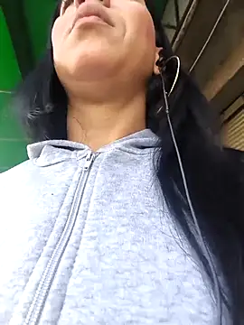 Camillemonroe  online show from April 27, 2026, 11:30 am