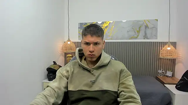 AlessandroFranco online show from May 4, 2026, 1:18 pm