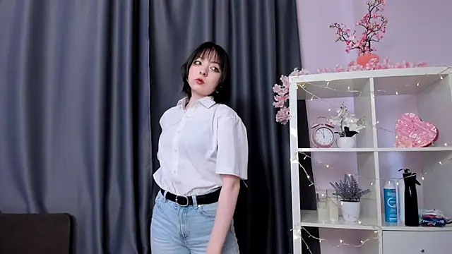 Snapshot of LeannKindla chatting on April 23, 2026, 12:29 pm LeannKindla online show from April 23, 2026, 12:29 pm