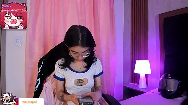 Snapshot of Molly_A chatting on April 9, 2026, 2:33 pm Molly A online show from April 9, 2026, 2:33 pm