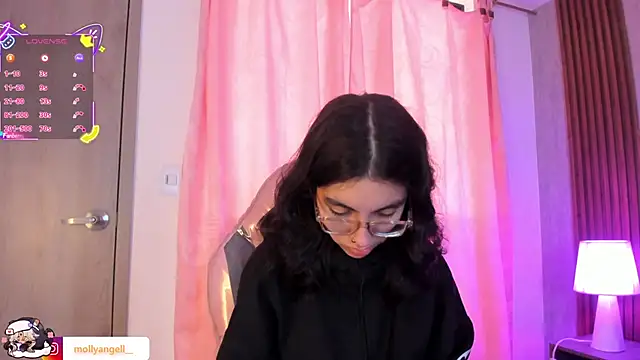 Snapshot of Molly_A chatting on April 18, 2026, 4:55 pm Molly A online show from April 18, 2026, 4:55 pm