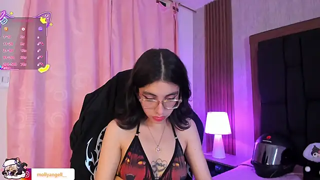 Snapshot of Molly_A chatting on April 18, 2026, 7:58 pm Molly A online show from April 18, 2026, 7:58 pm