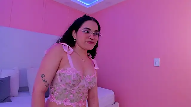 luna veega online show from April 15, 2026, 4:47 pm