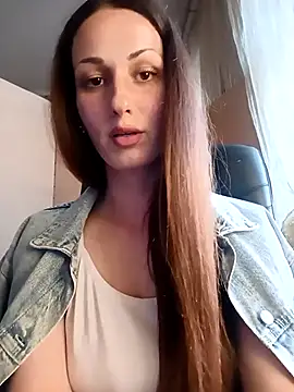 Snapshot of LunaCrystall chatting on April 10, 2026, 4:12 pm LunaCrystall online show from April 10, 2026, 4:12 pm