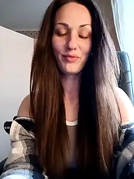 Snapshot of LunaCrystall chatting on April 11, 2026, 4:00 pm LunaCrystall online show from April 11, 2026, 4:00 pm